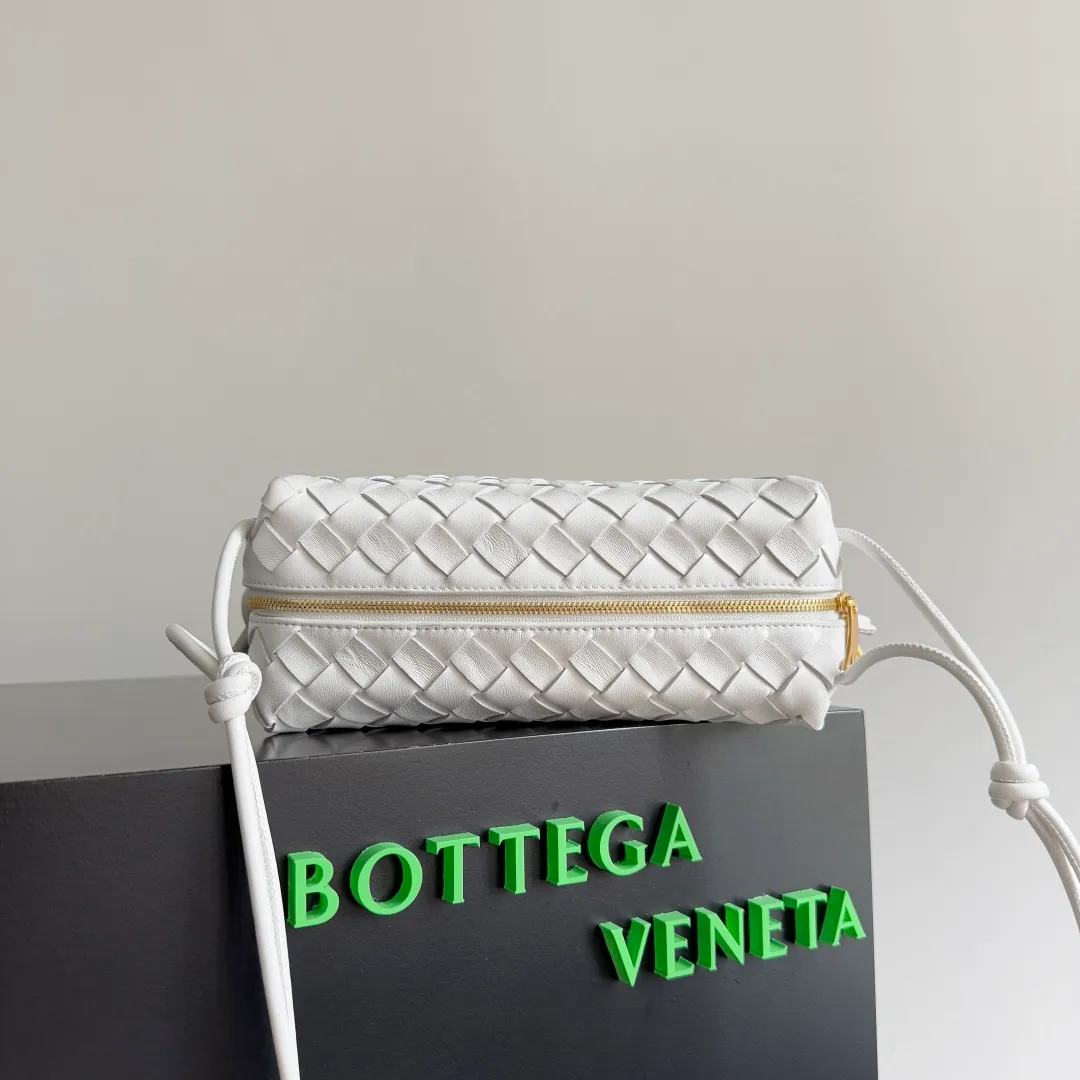 Batch 1260 𝗕𝗼𝘁𝘁𝗲𝗴𝗮 𝗩𝗲𝗻𝗲𝘁𝗮———— The latest version of the loop camera bag💥 at BV’s King of Cost-Effectiveness counter, large woven texture➕As always, ultra-high-quality lambskin, with zippers and adjustable drawstrings, it is especially suitable for the belly💫It can hold anything, and it is very light in weight, suitable for🈴️girls of all ages, size: 22*15*8cm, style number: 680255